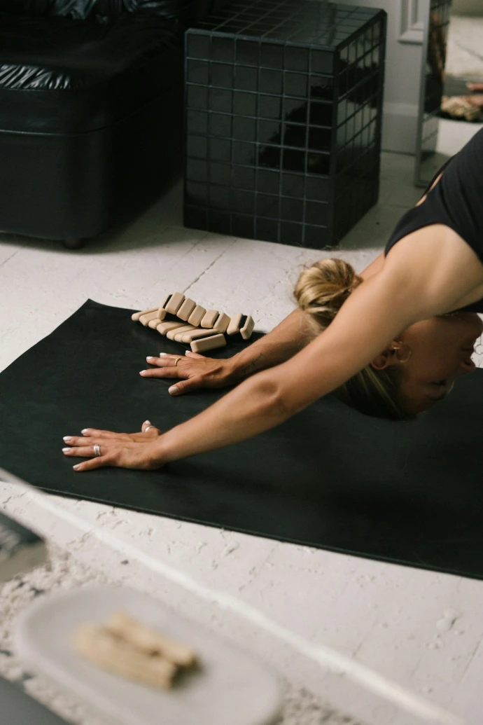Donna che esegue un esercizio di Pilates sul tappetino